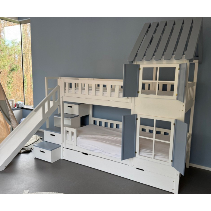 Etagenbett mit überdachter Schlafebene, Treppe und Rutsche für Kinder